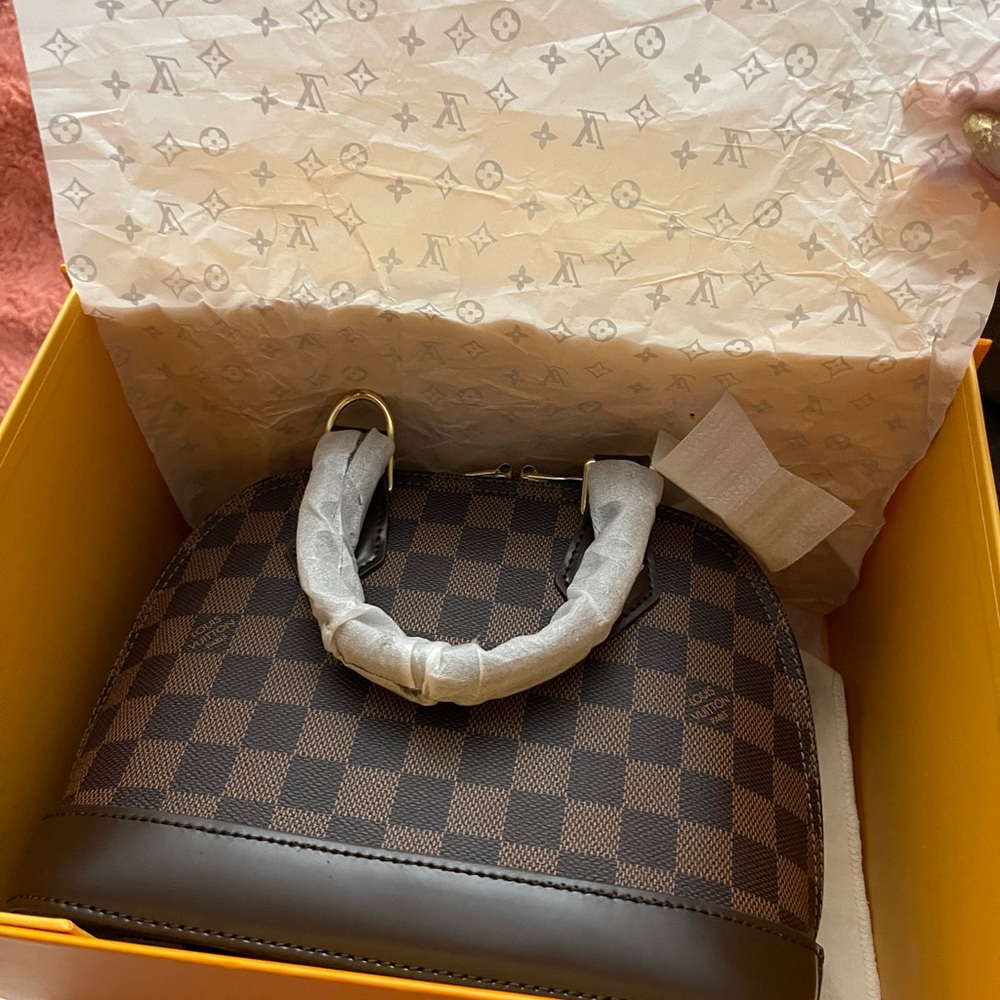 RESERVE Fashion Inspired mini bag❤️❤️😘